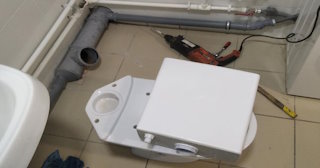 Установка напольного унитаза в Новотроицке: монтаж под ключ от СантехДомНвт от 5241 рублей.